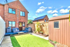 Furzton - Free Private Parking, Modern Home and Garden, 50 TV, Sleeps 5